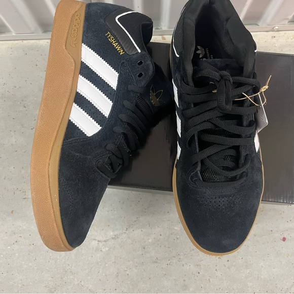 Adidas Tyshawn Core Black White Gum Skate Shoes GY6946 Men's - Picture 5 of 8